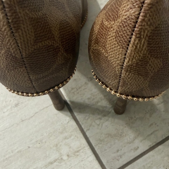Coach Tan Patterned Heels.. gold beaded trim .. size 8
NEW.. authentic - Picture 4 of 6